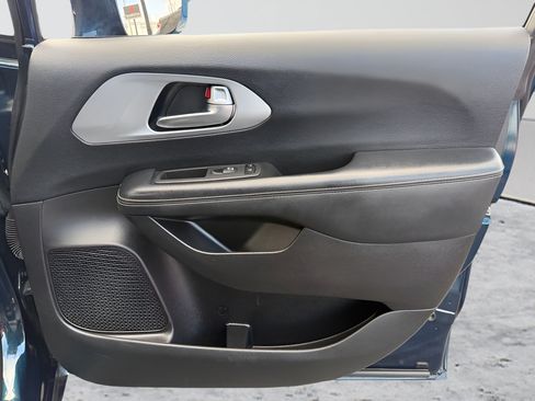 Used 2022 Chrysler Pacifica Touring-L w/ S Appearance Package FWD image 33