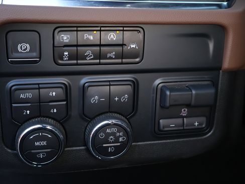 Certified 2025 Chevrolet Suburban High Country image 15