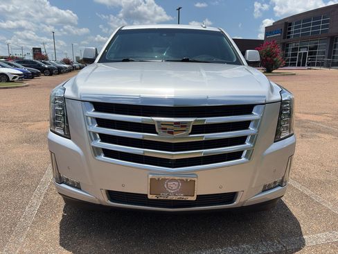 Used 2019 Cadillac Escalade Luxury RWD image 2