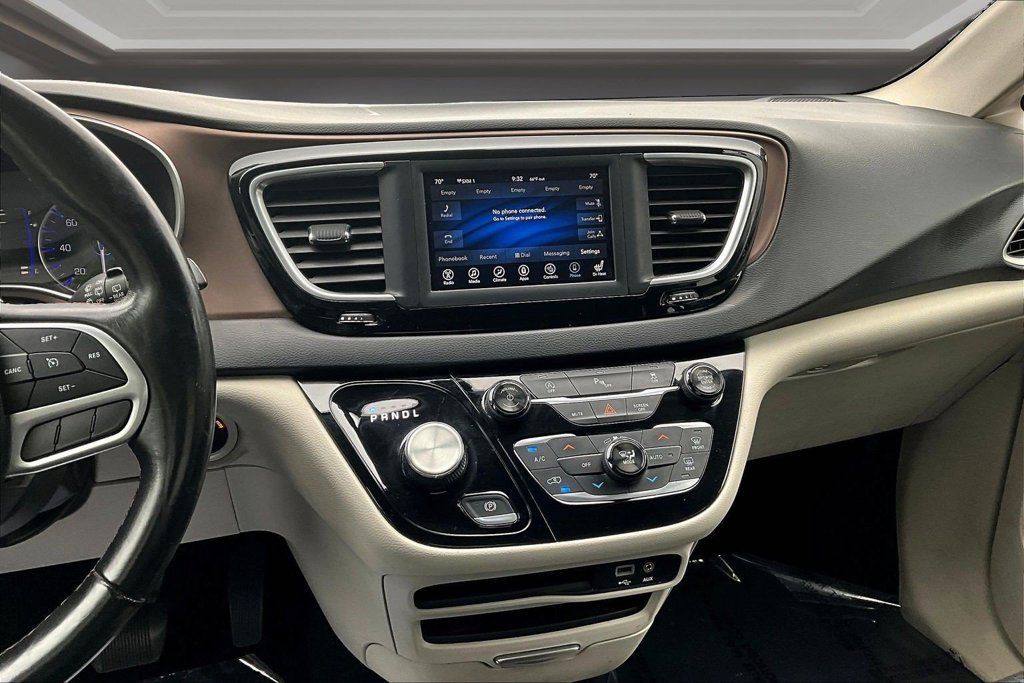 Used 2018 Chrysler Pacifica Touring-L w/ Tire & Wheel Group FWD image 9