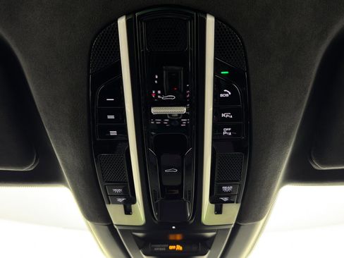 Used 2021 Porsche Cayenne Turbo S image 36