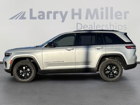 New 2025 Jeep Grand Cherokee Laredo AWD/4WD image 3