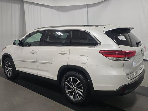 Used 2019 Toyota Highlander XLE AWD/4WD image 4