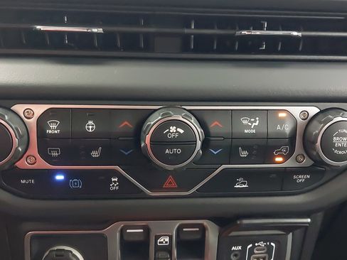 Used 2025 Jeep Wrangler Unlimited Sahara AWD/4WD image 22