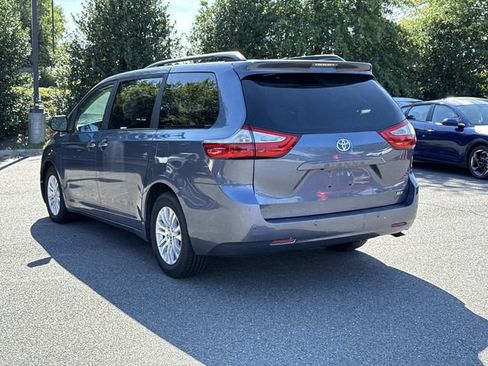 Used 2016 Toyota Sienna XLE w/ XLE Navigation Package FWD image 4