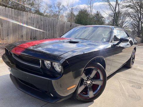 Used 2013 Dodge Challenger SXT image 1