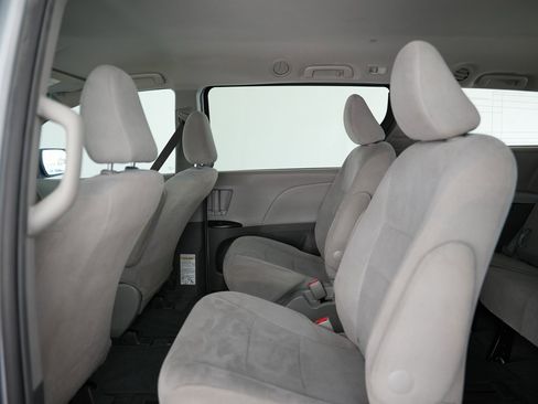 Used 2015 Toyota Sienna L image 37