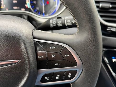 Used 2025 Chrysler Pacifica Select image 21