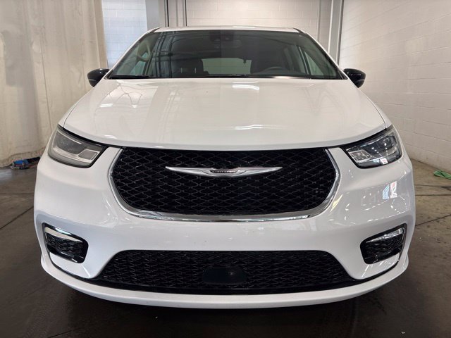 Used 2024 Chrysler Pacifica Limited FWD image 2