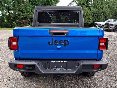Used 2025 Jeep Gladiator Sport AWD/4WD image 5