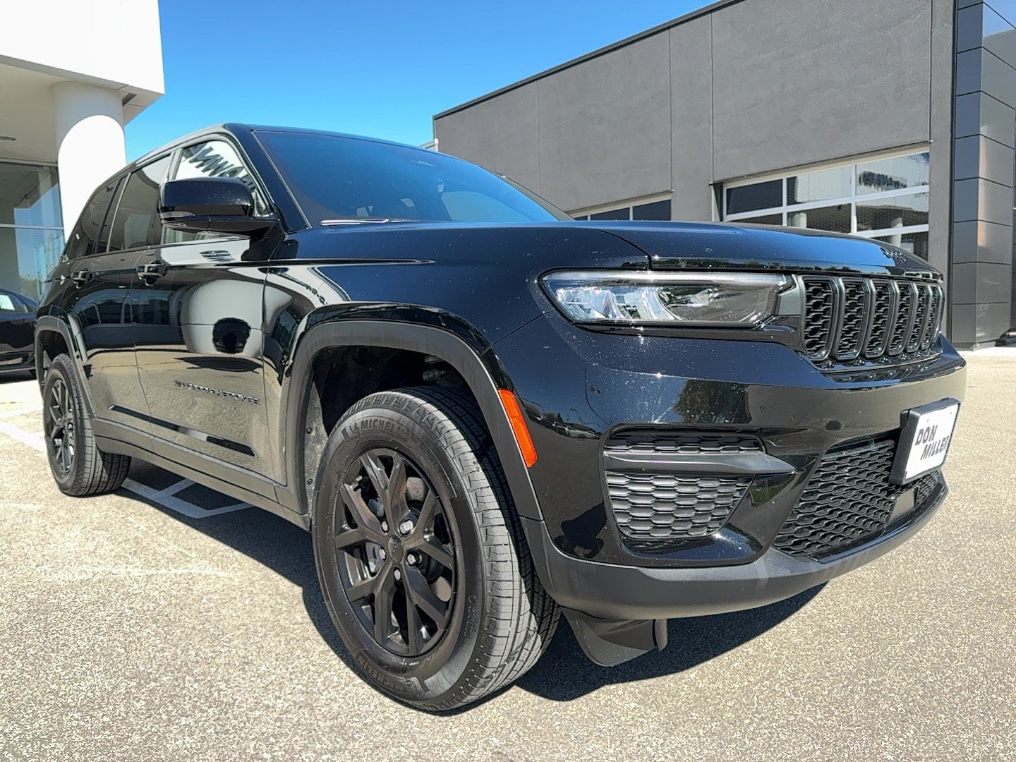 Used 2025 Jeep Grand Cherokee Altitude AWD/4WD image 1