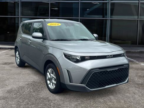 Used 2024 Kia Soul LX w/ Option Group 015 FWD image 3