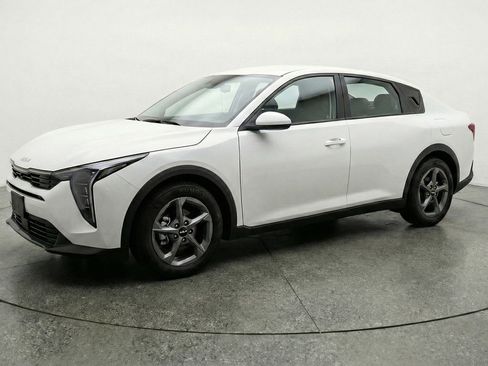 Used 2025 Kia K4 LXS image 3