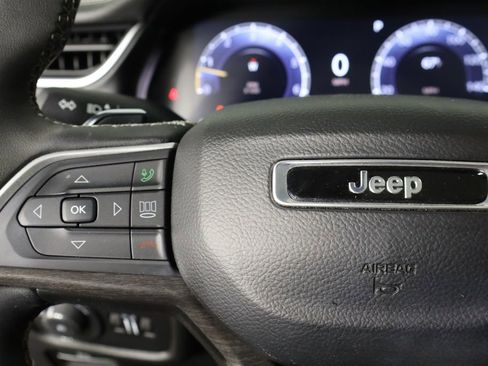 Used 2024 Jeep Grand Cherokee Limited w/ Black Appearance Package image 8