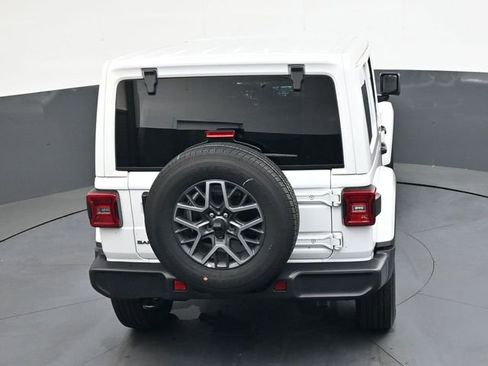 Used 2025 Jeep Wrangler Sahara image 24
