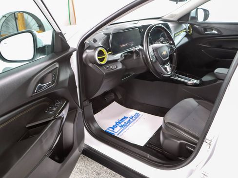 Used 2024 Chevrolet Trax LT w/ Sunroof Package FWD image 3