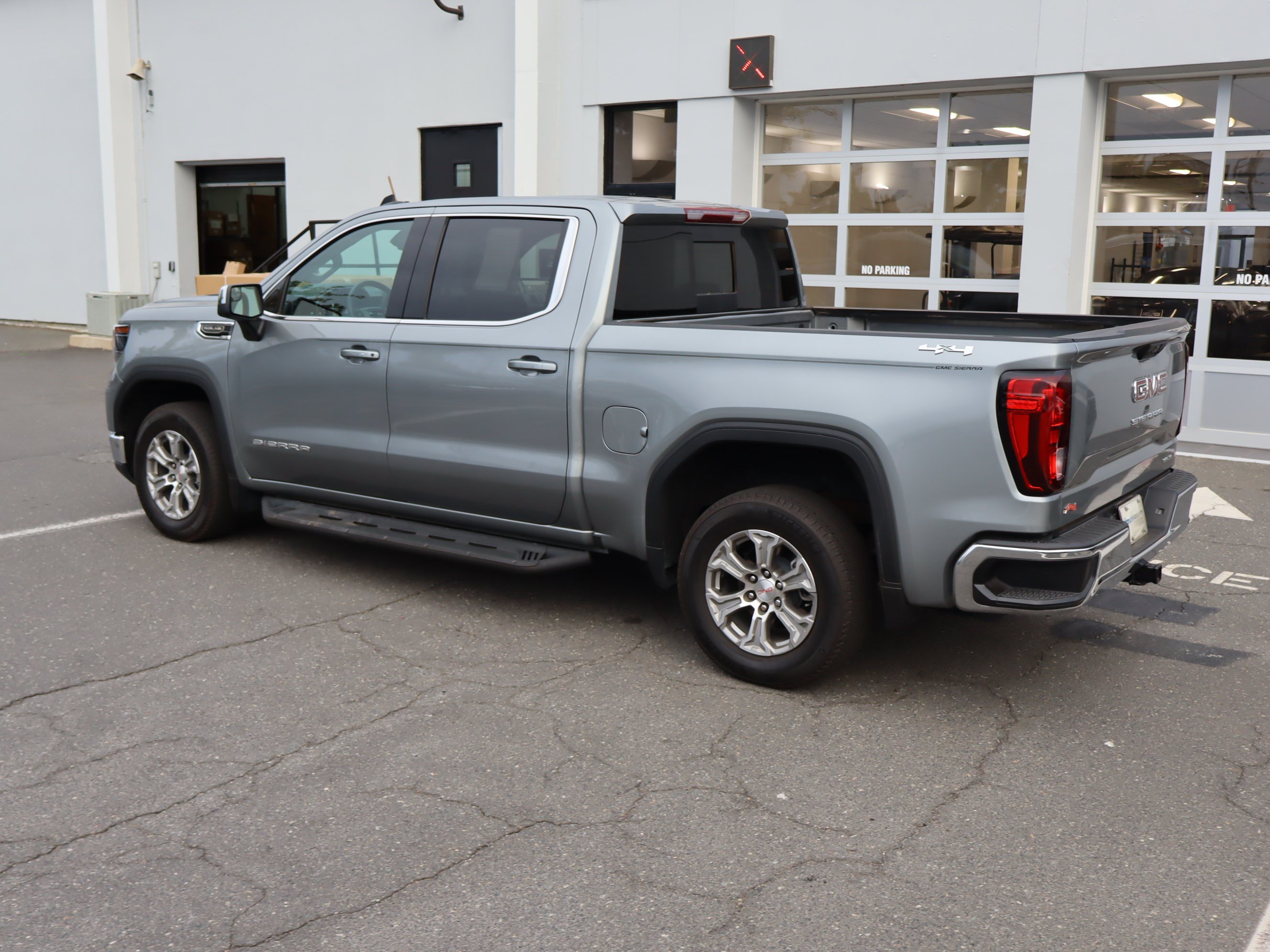 Used 2025 GMC Sierra 1500 SLE w/ Preferred Package AWD/4WD image 19