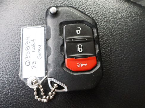 Used 2023 Jeep Wrangler Sahara image 35