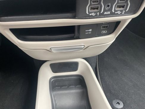 Used 2022 Chrysler Pacifica Touring-L image 28