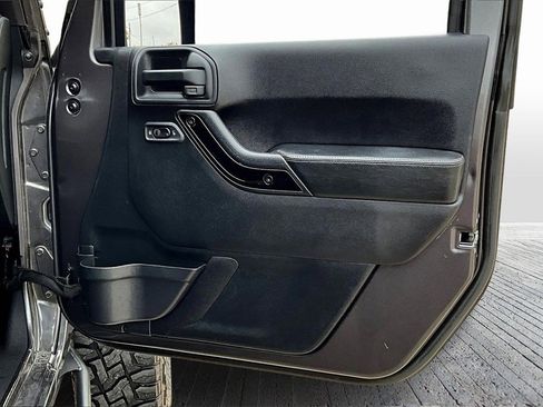 Used 2016 Jeep Wrangler Unlimited Sahara image 19