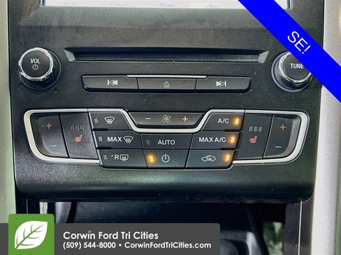 Used 2017 Ford Fusion SE w/ Fusion SE Technology Package FWD image 9