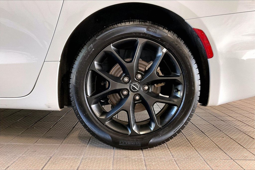 Used 2025 Chrysler Pacifica Limited FWD image 34