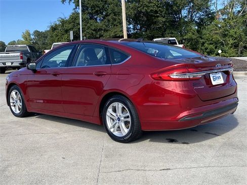Used 2018 Ford Fusion SE w/ Fusion SE Technology Package image 3