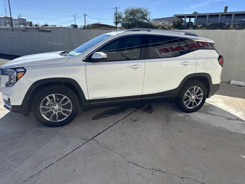 Used 2024 GMC Terrain SLT image 4