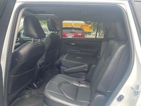 Used 2024 Toyota Highlander XLE AWD/4WD image 8