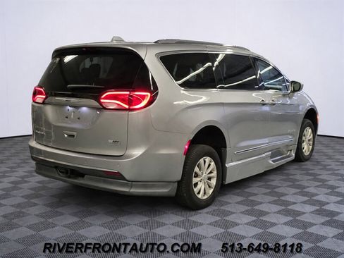 Used 2019 Chrysler Pacifica Touring-L FWD image 5