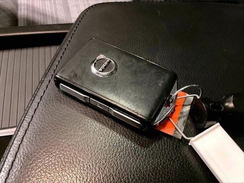 Certified 2023 Volvo XC60 B5 Core image 12