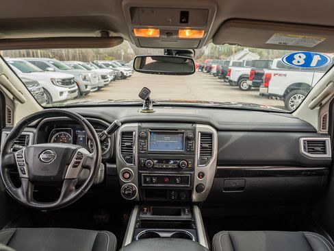 Used 2018 Nissan Titan SV w/ SV Convenience Package image 24