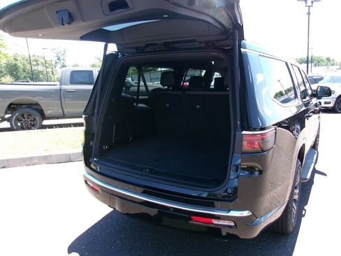Certified 2024 Jeep Wagoneer L Series II w/ Flexible Seating Group AWD/4WD image 18