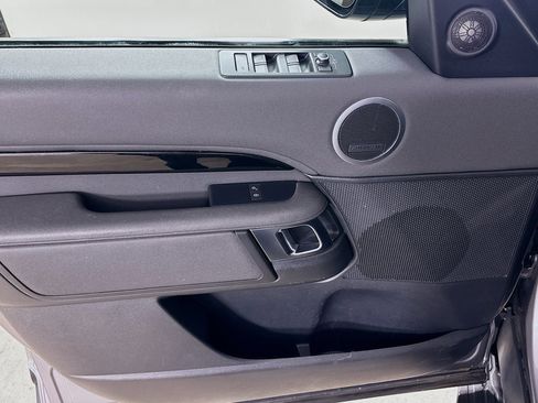 Used 2020 Land Rover Discovery SE image 17