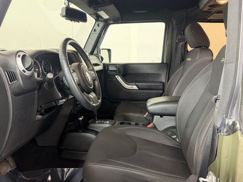 Used 2016 Jeep Wrangler Sahara w/ Connectivity Group AWD/4WD image 5