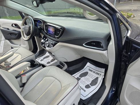 Used 2017 Chrysler Pacifica Limited w/ UConnect Theater Package FWD image 58