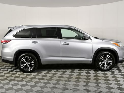 Used 2016 Toyota Highlander XLE image 5
