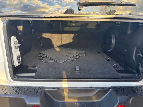 Used 2020 Jeep Wrangler Unlimited Sahara image 28