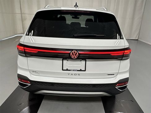 Certified 2025 Volkswagen Taos SEL image 3