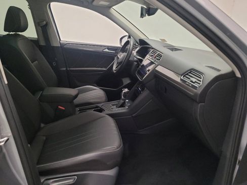 Used 2023 Volkswagen Tiguan SE w/ Panoramic Sunroof Package FWD image 21