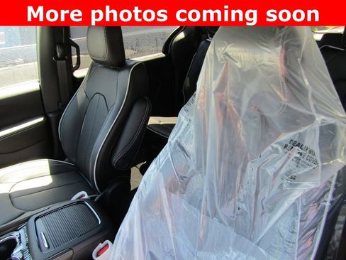 New 2027 Chrysler Pacifica Limited AWD/4WD image 12