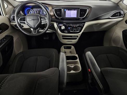 Used 2022 Chrysler Voyager LX FWD image 7