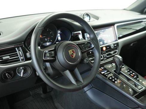 Certified 2025 Porsche Macan AWD/4WD image 4