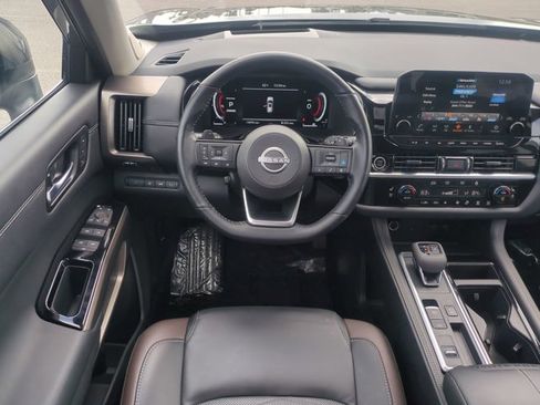 Used 2024 Nissan Pathfinder Platinum w/ Black Appearance Package image 18