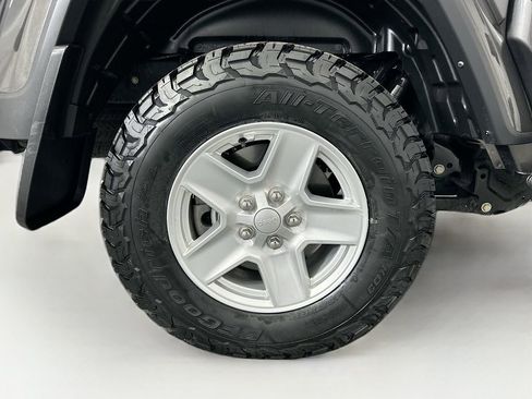 Used 2022 Jeep Gladiator Sport image 31