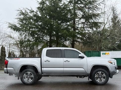Used 2018 Toyota Tacoma TRD Sport w/ Technology Package image 6