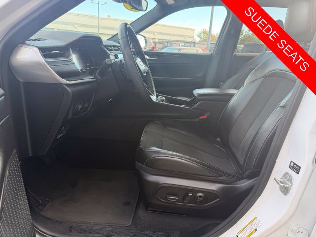 Used 2023 Jeep Grand Cherokee Altitude AWD/4WD image 7