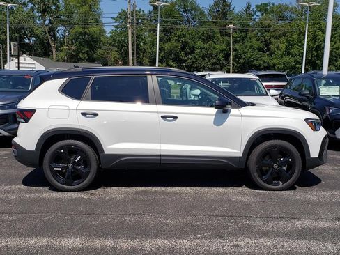 New 2026 Volkswagen Taos SE AWD/4WD image 2