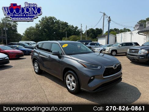 Used 2021 Toyota Highlander LE FWD image 1