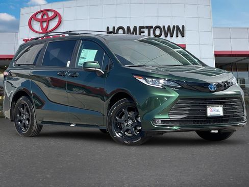 Used 2025 Toyota Sienna XLE Woodland Edition AWD/4WD image 2